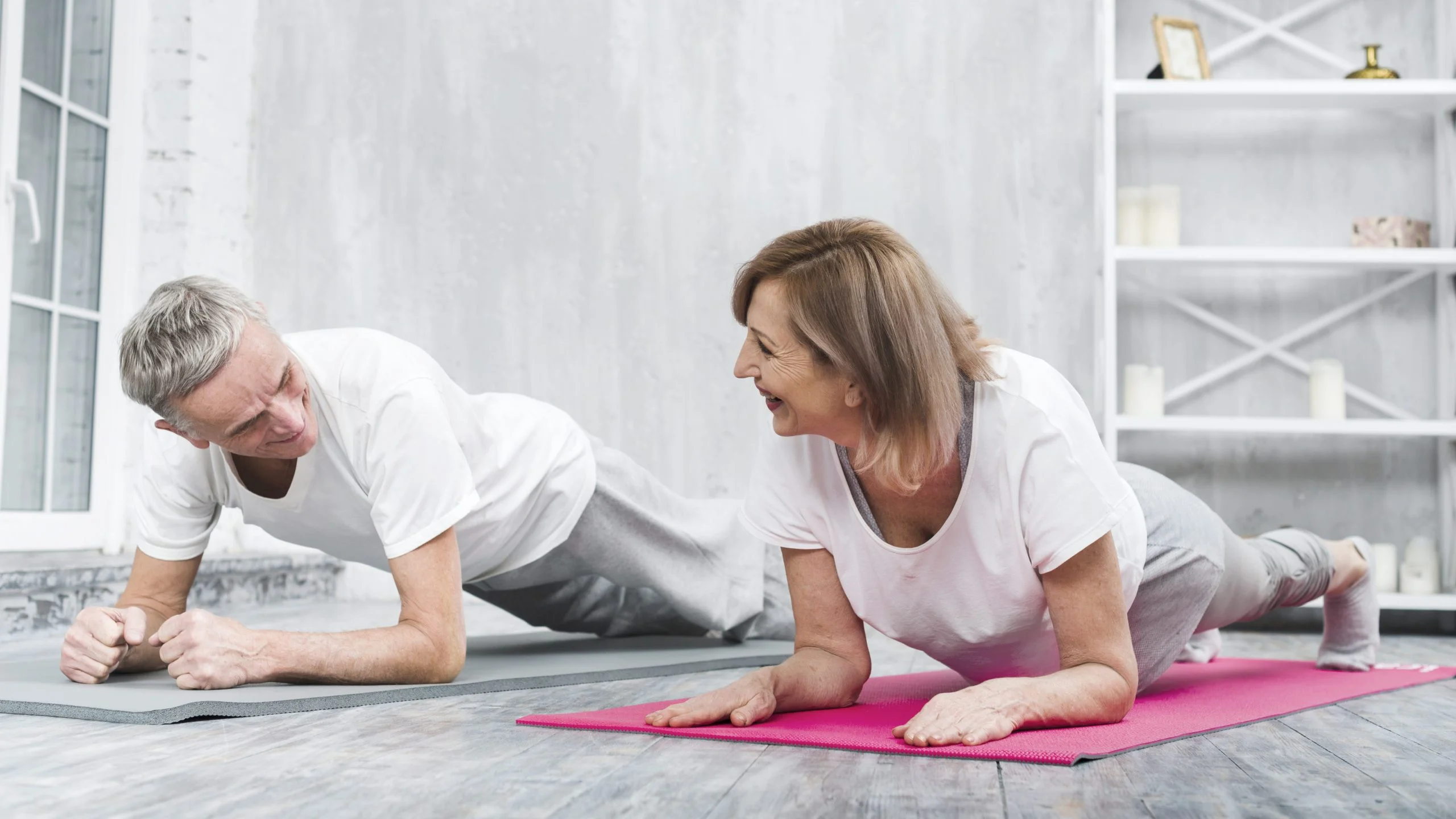 Hombres-y-mujeres-entre-40-y-55-anos-hacen-ejercicio-ocasionalmente-scaled